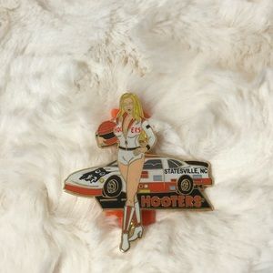 New vintage hooters pin 🦉